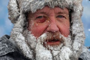 Një punëtor me mjekrën e mbuluar me borë, shihet në stadiumin Highmark në Orchard Park, Nju Jork, të dielën më 14 janar 2024.