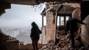 Një ukrainase duke i shikuar dëmet në banesën e saj të rrënuar nga një sulm rus me dron në një ndërtesë banimi në Kiev, Ukrainë, dhjetor 2023.