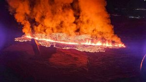Tym dhe lavë duke rrjedhur nga shpërthimi i vullkanit në afërsi të qytetit Grindavik, Islandë, 14 janar 2024.