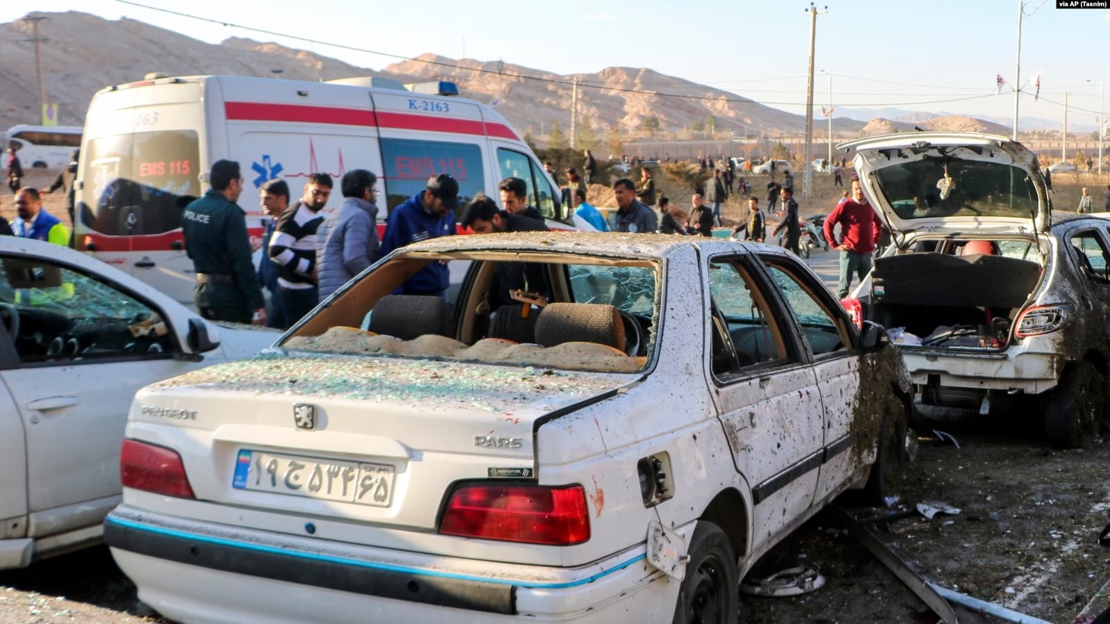 Vetura të shkatërruara gjatë shpërthimeve si pasojë e të cilave u vranë shumë njerëz në Teheran, Iran, 3 janar 2024.