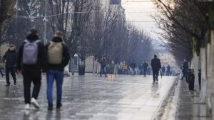 Disa të rinj duke ecur në sheshin e Prishtinës. Fotografi ilustruese