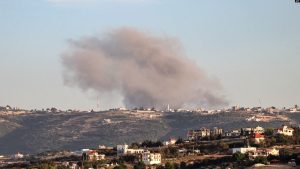 Kjo fotografi është realizuar nga jugu i Libanit dhe shfaq tymin pas një sulmi ajror në fshatrat izraelite pranë kufirit mes Libanit dhe Izraelit. 3 dhjetor 2023.