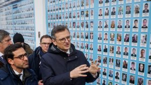 Ministri i Jashtëm i Francës, Stephane Sejourne, djathtas, dhe homologu i tij ukrainas, e vizitojnë Murin Përkujtimor të të Rënëve në mbrojtje të Ukrainës, midis sulmeve ruse në Ukrainë, Kiev 13 janar 2024.