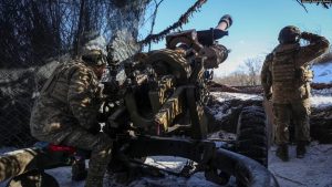 Ushtarët ukrainas qëllojnë me një obus L119 pozicionet ruse pranë qytetit Maryinka në rajonin lindor të Donjeckut, 12 janar 2024.