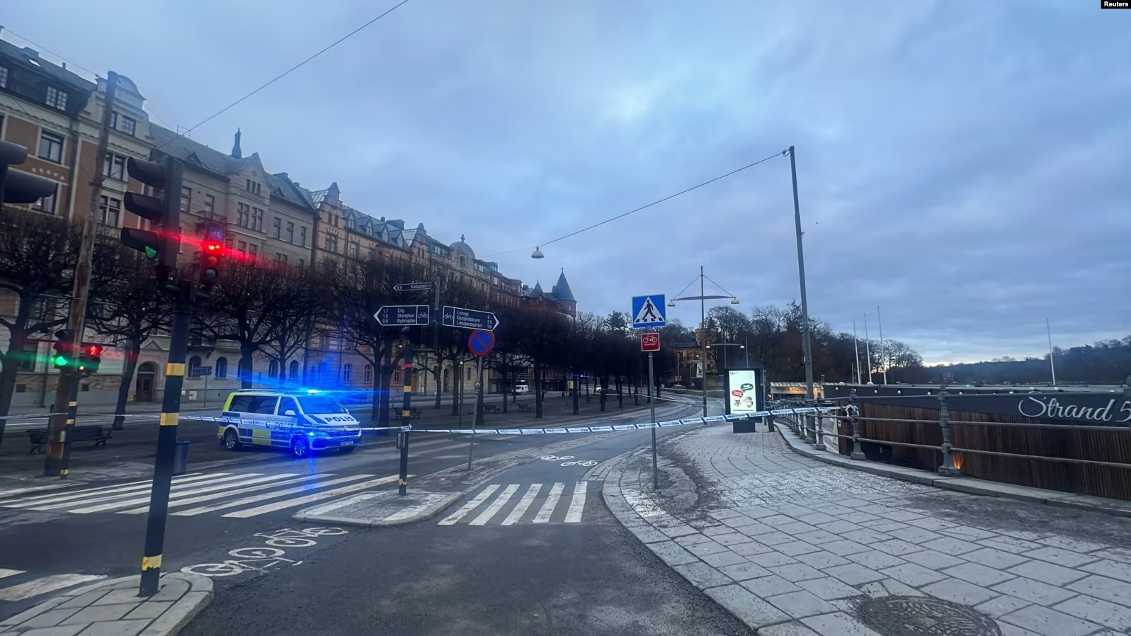 Një automjet i policisë i vendosur pranë rrugës që çon drejt Ambasadës së Izraelit në Stokholm, Suedi, 31 janar 2024.