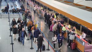 Udhëtarët në Aeroportin Ndërkombëtar të Prishtinës "Adem Jashari" më 1 janar, në ditën kur hyri në fuqi vendimi për liberalizimin e vizave për qytetarët e Kosovës.