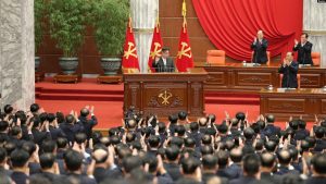 Lideri verikorean, Kim Jong Un, gjatë takimit të partisë së tij. 31 dhjetor 2023.