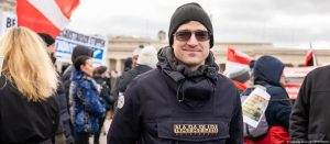 Ekstremisti i djathtë Martin Sellner në protestë në Vjenë, shkurt 2023