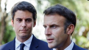 Gabriel Attal, majtas, duke e shikuar presidentin e Francës, Emmanuel Macron.