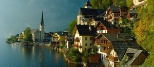 Halstadt buzë liqenit Halstätter në Austri, kryeqytet i Kulturës Evropiane 2024