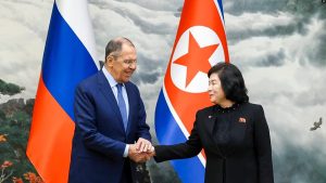 Kryediplomati rus, Sergie Lavrov, dhe ajo verikoreane, Choe Son Hui. Kore e Veriut, 19 tetor 2023.