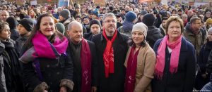 Kancelari Scholz, ministrja e Jashtme, Baerbock dhe qytetarë që protestojnë kundër ekstremizmit të djathtë në Potsdam