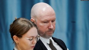 Anders Behring Breivik gjatë seancës dëgjimore më 8 janar në Tyristrand, Norvegji.