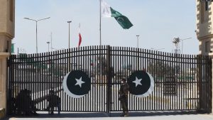 Ushtarët pakistanezë duke bërë roje pranë kufirit të mbyllur mes Pakistanit dhe Iranit.