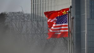 Flamuri amerikan përkrah atij kinez. Fotografi ilustruese.