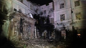 Një ndërtesë e goditur nga sulmet ruse në Harkiv në janar të vitit 2024.