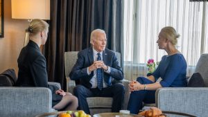 Presidenti amerikan, Joe Biden, gjatë takimit me Yulia dhe Dasha Navalnaya, në San Francisko.