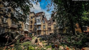 Një ndërtesë e shkatërruar në rajonin Sumi të Ukrainës.