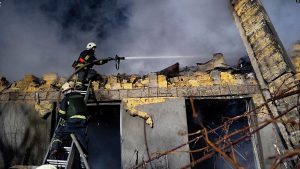 Zjarrfikësit ukrainas duke e shuar zjarrin në një ndërtesë të goditur nga një sulm rus në Odesa, Ukrainë, 23 shkurt 2024.
