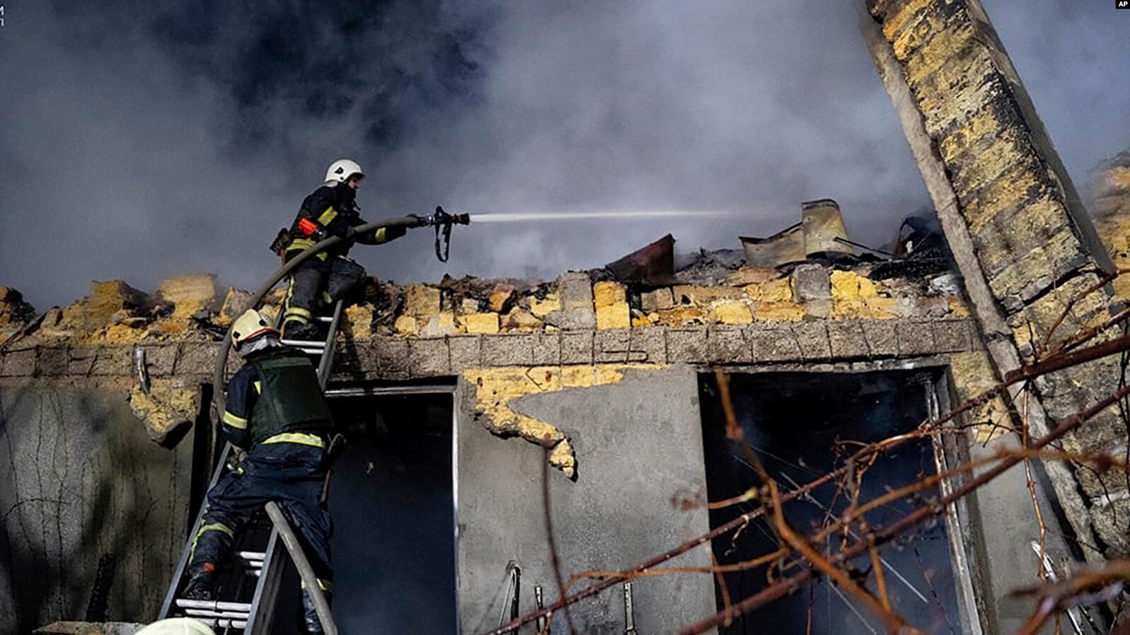 Zjarrfikësit ukrainas duke e shuar zjarrin në një ndërtesë të goditur nga një sulm rus në Odesa, Ukrainë, 23 shkurt 2024.