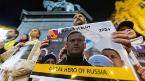 Një person në Zagreb mban në duar portretin e opozitarit të ndjerë rus, Aleksei Navalny, ku shkruan "Heroi i vërtetë i Rusisë". Kroaci, 23 shkurt 2024.
