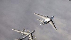 Një bombardues rus Tu-95 duke u rimbushur gjatë një ushtrimi ushtarak.