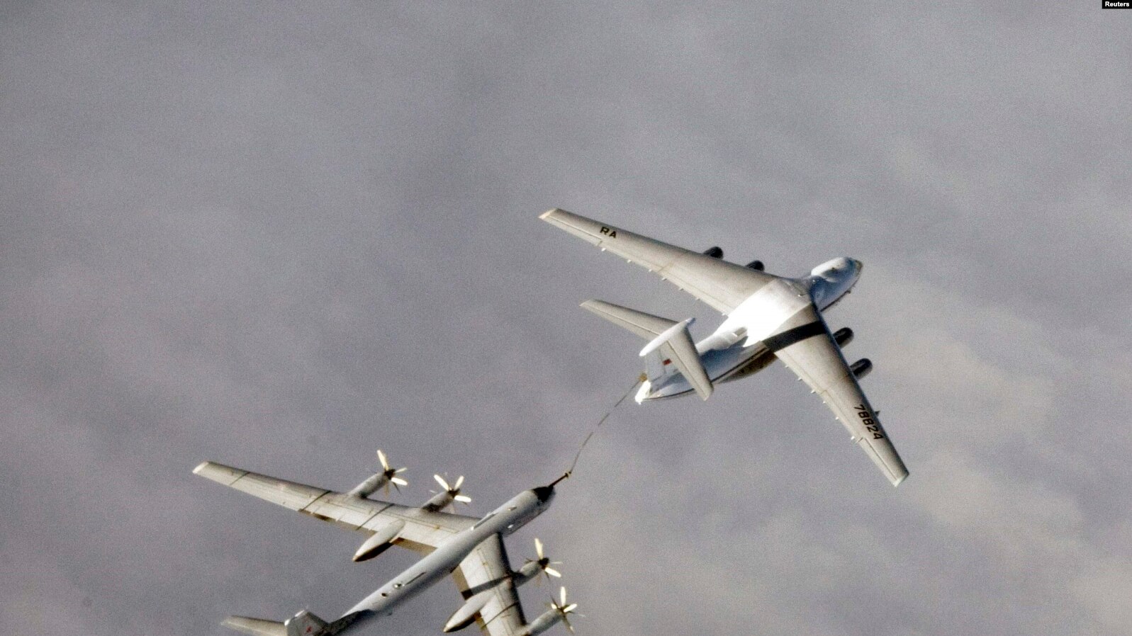 Një bombardues rus Tu-95 duke u rimbushur gjatë një ushtrimi ushtarak.