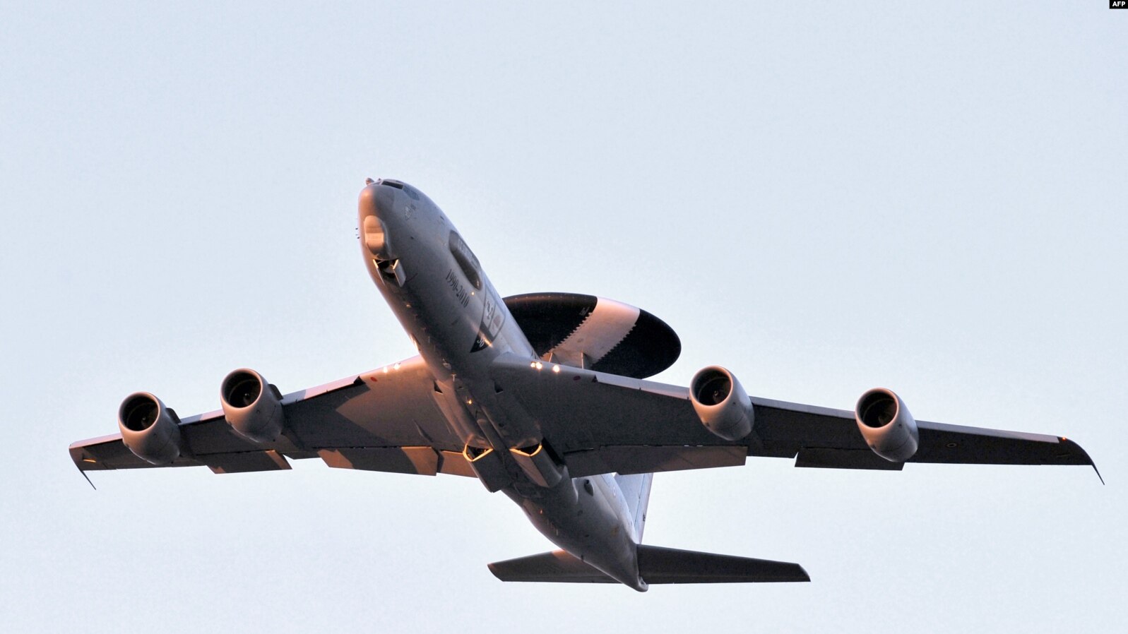 Avioni patrullues francez AWACS. Fotografi ilustruese.