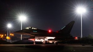 Një avionë luftarak britanik përgatitet për të kryer sulme ajrore ndaj caqeve të Huthit në Jemen, 24 shkurt 2024.