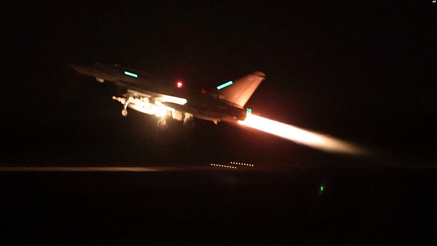 Një avion luftarak amerikan duke kryer sulme ndaj Huthëve në Detin e Kuq.