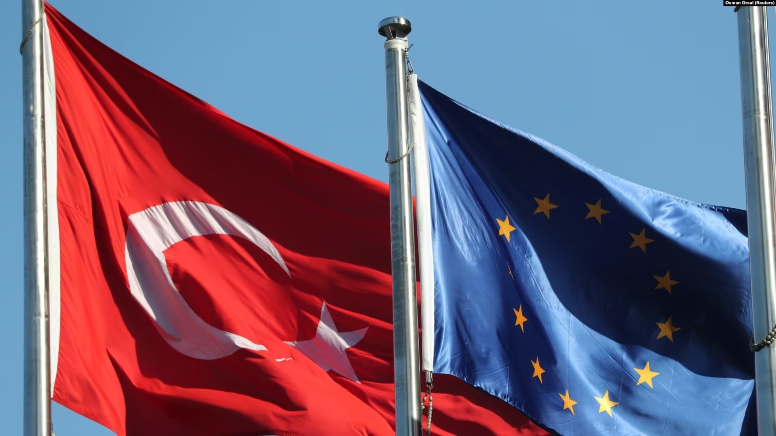Flamuri i Turqisë dhe i BE-së.