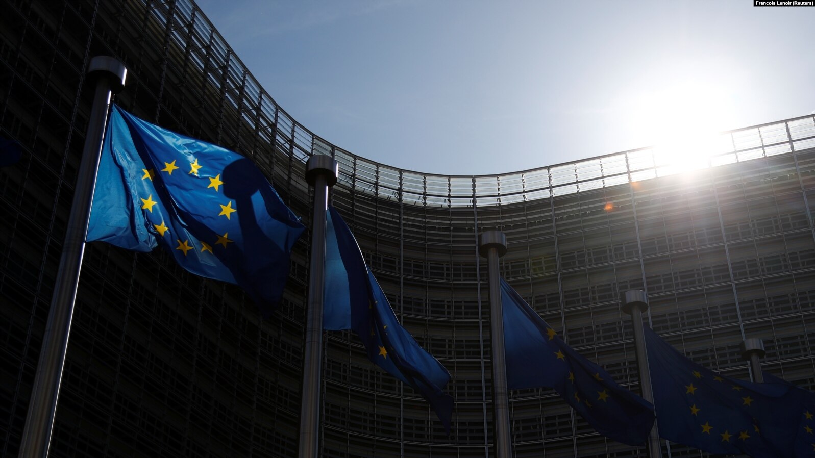 Flamuj të Bashkimit Evropian të vendosur pranë ndërtesës së Komisionit Evropian.