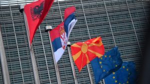 Flamujt e disa prej vendeve të Ballkanit Perëndimor krahas flamurit të Bashkimit Evropian.