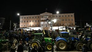 Bujqit grekë i vendosin traktorët e tyre para Parlamentit në Athinë, për ta kundërshtuar rritjen e çmimit të karburantit dhe kostos së prodhimit, 20 shkurt 2024.