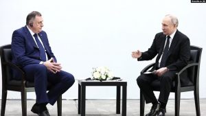 Presidenti i Republikës Sërpska në Bosnjë e Hercegovinë, Millorad Dodik (majtas) takohet me presidentin rus, Vladimir Putin, në Kazan, Rusi, 21 shkurt 2024.