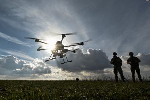 Ushtarët ukrainas lëshojnë një mjet ajror pa pilot (UAV) në afërsi të Zaporizhjas në kërkim të pozicioneve ruse, më 2 shkurt.