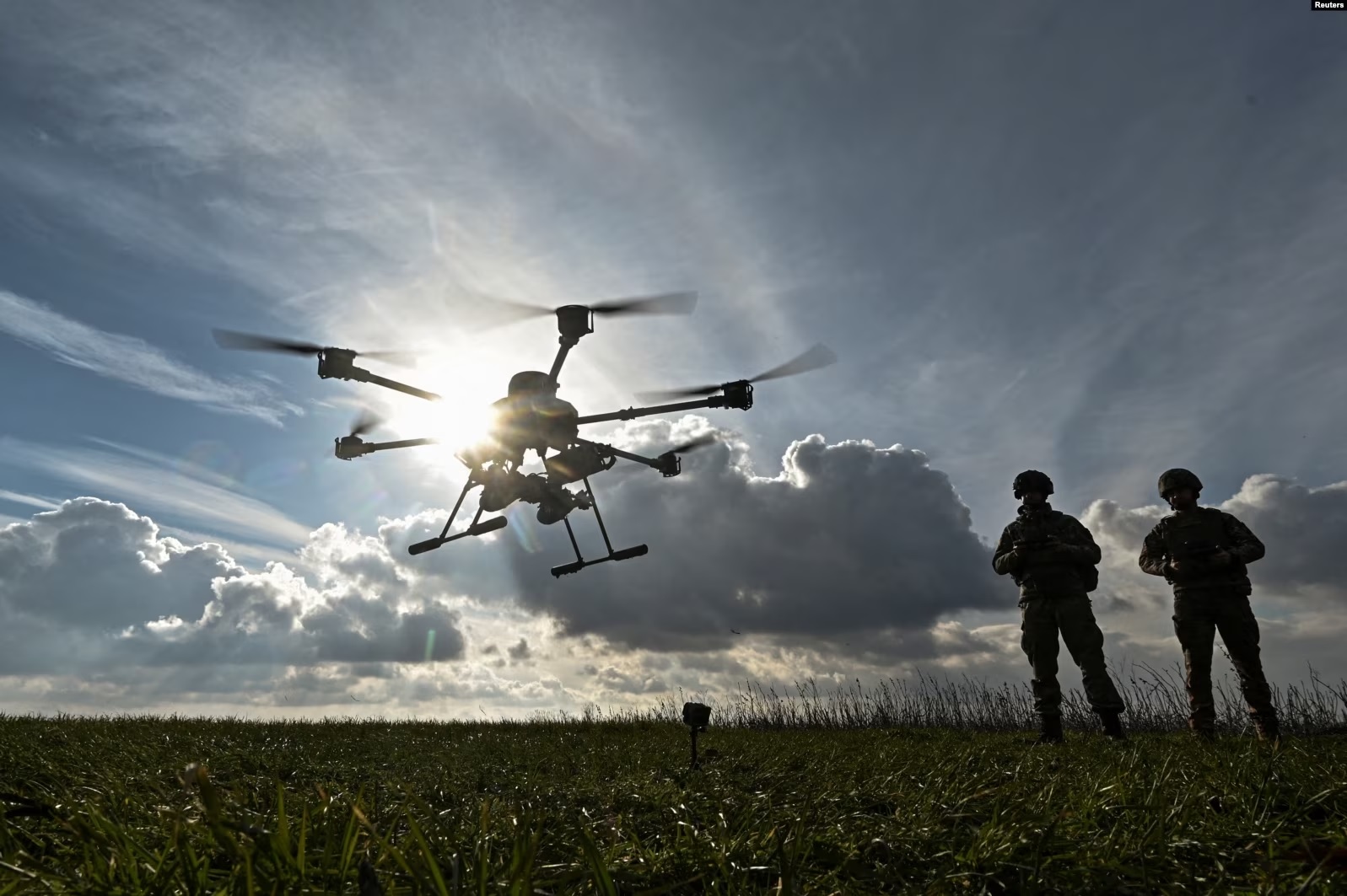 Ushtarët ukrainas lëshojnë një mjet ajror pa pilot (UAV) në afërsi të Zaporizhjas në kërkim të pozicioneve ruse, më 2 shkurt.