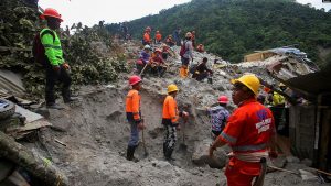 Ekipet e shpëtimit duke kërkuar për të mbijetuar pas rrëshqitjes së dheut në një fshat të provincës Davao de Oro, në Filipine, 8 shkurt 2024.