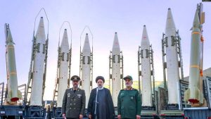 Presidenti i Iranit, Ebrahim Raisi (në mes) qëndron pranë raketave iraniane me zyrtarë të tjerë të lartë, gusht 2023.