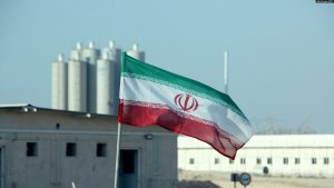 Flamuri iranian i vendosur para uzinës bërthamore në Busher.