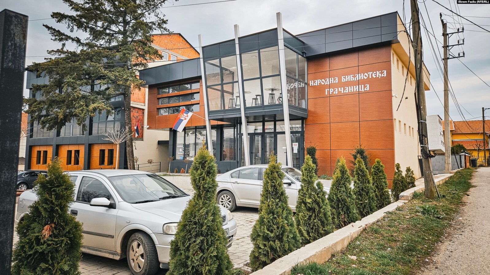 Në të majtë, komuna paralele serbe e Prishtinës në Graçanicë, fotografuar nga larg më 21 mars 2023.