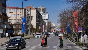 Një rrugë në kryeqytetin e Kosovës, Prishtinë, e zbukuruar me flamuj për të shënuar Ditën e Shpalljes së Pavarësisë së Kosovës.