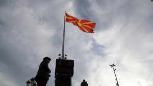 Flamuri maqedonas i vendosur në Shkup. Fotografi ilustruese