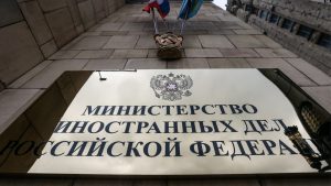 Logoja e Ministrisë së Punëve të Jashtme të Rusisë e vendosur në ndërtesën e saj në Moskë.