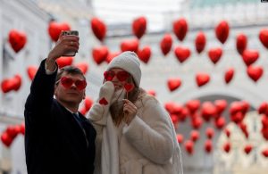 Një çift duke bërë foto selfie në një rrugë të zbukuruar me balona në formë zemrash në Ditën e Shën Valentinit në Moskë, Rusi, më 14 shkurt 2024.