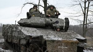 Ushtarët ukrainas në automjetet e blinduara luftarake suedeze, CV90, në Bahmut, Ukrainë