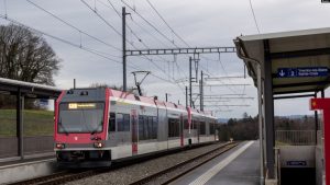 Një tren kalon përmes stacionit ku një njeri i armatosur me një sëpatë dhe një thikë i mori 15 pengje në një tren në perëndim të Zvicrës, 8 shkurt 2024.