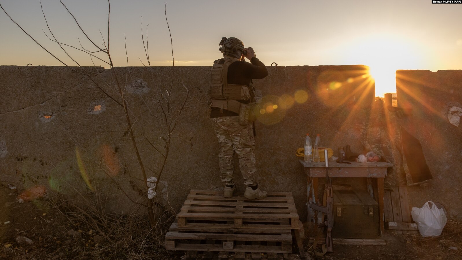 Një ushtar ukrainas duke vëzhguar nga pozicioni i tij në rajonin Herson, nëntor 2023.