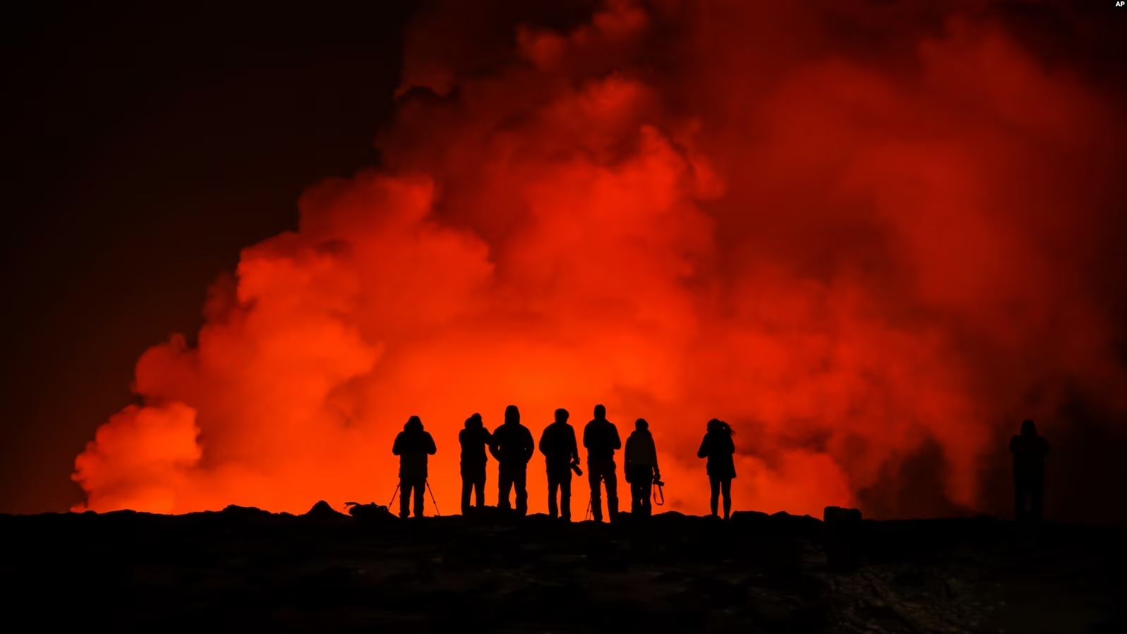 Njerëzit duke e shikuar vullkanin që shpërtheu në jugperëndim të Islandës të enjten më 8 shkurt 2024.