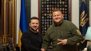 Presidenti i Ukrainës Volodymyr Zelenskyy me Gjeneralin Valerii Zaluzhnyi, komandantin e larguar të Ushtrisë ukrainase